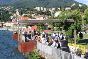Sfida all'ultima vogata sul lago Maggiore, grande successo per il "Palio in Divisa"