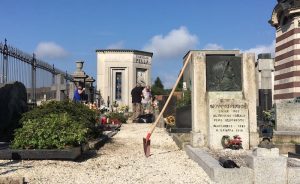 I volontari Protezione Civile al lavoro per ripulire il cimitero di Marchirolo