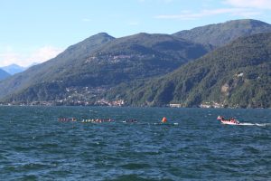 Sfida all'ultima vogata sul lago Maggiore, grande successo per il "Palio in Divisa"