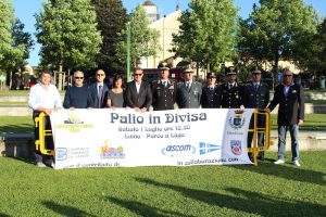 Sfida all'ultima vogata sul lago Maggiore, grande successo per il "Palio in Divisa"