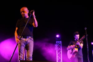 Luino si incanta davanti ad Enrico Ruggeri, grande spettacolo al Parco a Lago