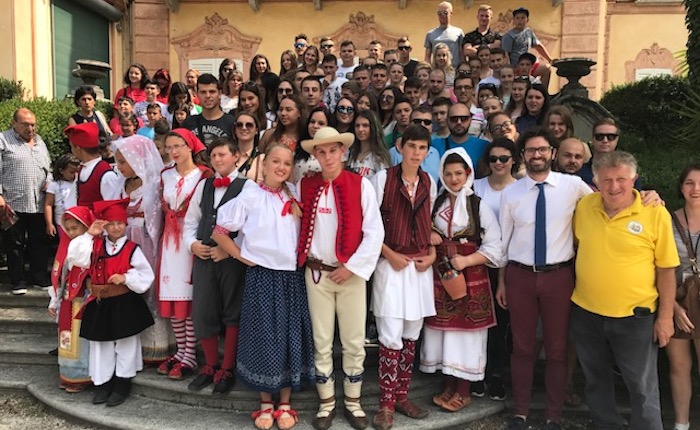 Torna il Festival del Folklore, stamane a Villa Recalcati le delegazioni di Polonia, Macedonia e Sardegna