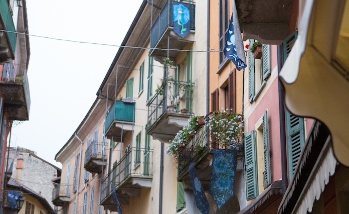 Il Centro Storico di Luino si colora con gli stendardi decorati a mano su teli di lino (Foto © Andrea Lucchini)