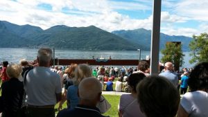 Luino, centinaia i fedeli che saluta la partenza della statua della Madonna Pellegrina di Fatima