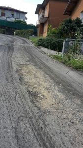 "Rischi continui in via Brughiere per scooter e auto, da ottobre un cantiere aperto"