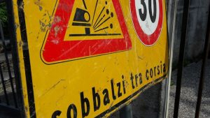 "Rischi continui in via Brughiere per scooter e auto, da ottobre un cantiere aperto"