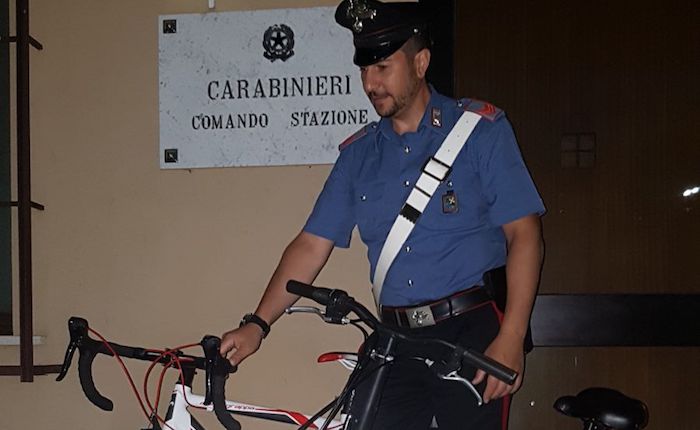 Gli avevano rubato la bici, ma la ritrova su Facebook. Un 18enne denunciato