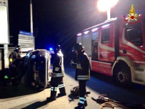 Incidente a Germignaga, ferita 19enne: finisce contro un'auto in sosta e si ribalta