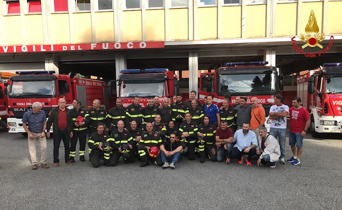 Roberto va in pensione, caloroso saluto da parte della squadra dei Vigili del Fuoco di Varese