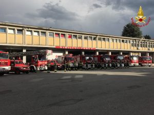 Roberto va in pensione, caloroso saluto da parte della squadra dei Vigili del Fuoco di Varese