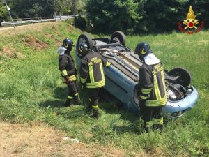 76enne si ribalta in auto a Casalzuigno, al Pronto Soccorso in codice giallo