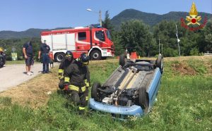76enne si ribalta in auto a Casalzuigno, al Pronto Soccorso in codice giallo