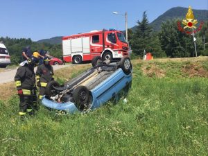 76enne si ribalta in auto a Casalzuigno, al Pronto Soccorso in codice giallo