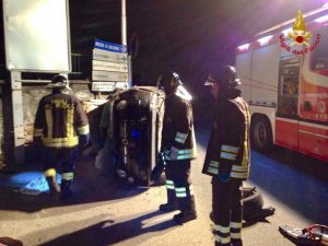 Incidente a Germignaga, ferita 19enne: finisce contro un'auto in sosta e si ribalta