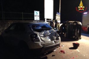 Incidente a Germignaga, ferita 19enne: finisce contro un'auto in sosta e si ribalta