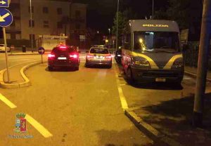 Sabato notte controlli della Polizia di Luino: denunciate 4 persone, ritirate 6 patenti