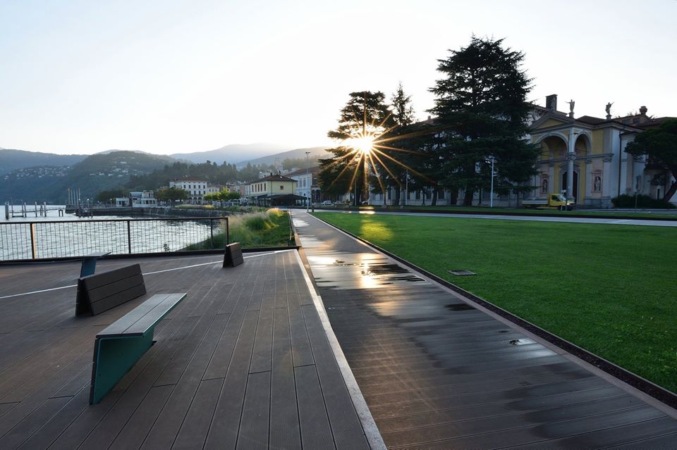 Buona domenica con l'alba sopra Luino, la foto è di Ivano Aglieri