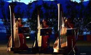 Suggestivo il concerto in riva al lago a Luino del trio d’arpe “Blue Planet Ensemble” (Foto © Francesco Muzzopappa)