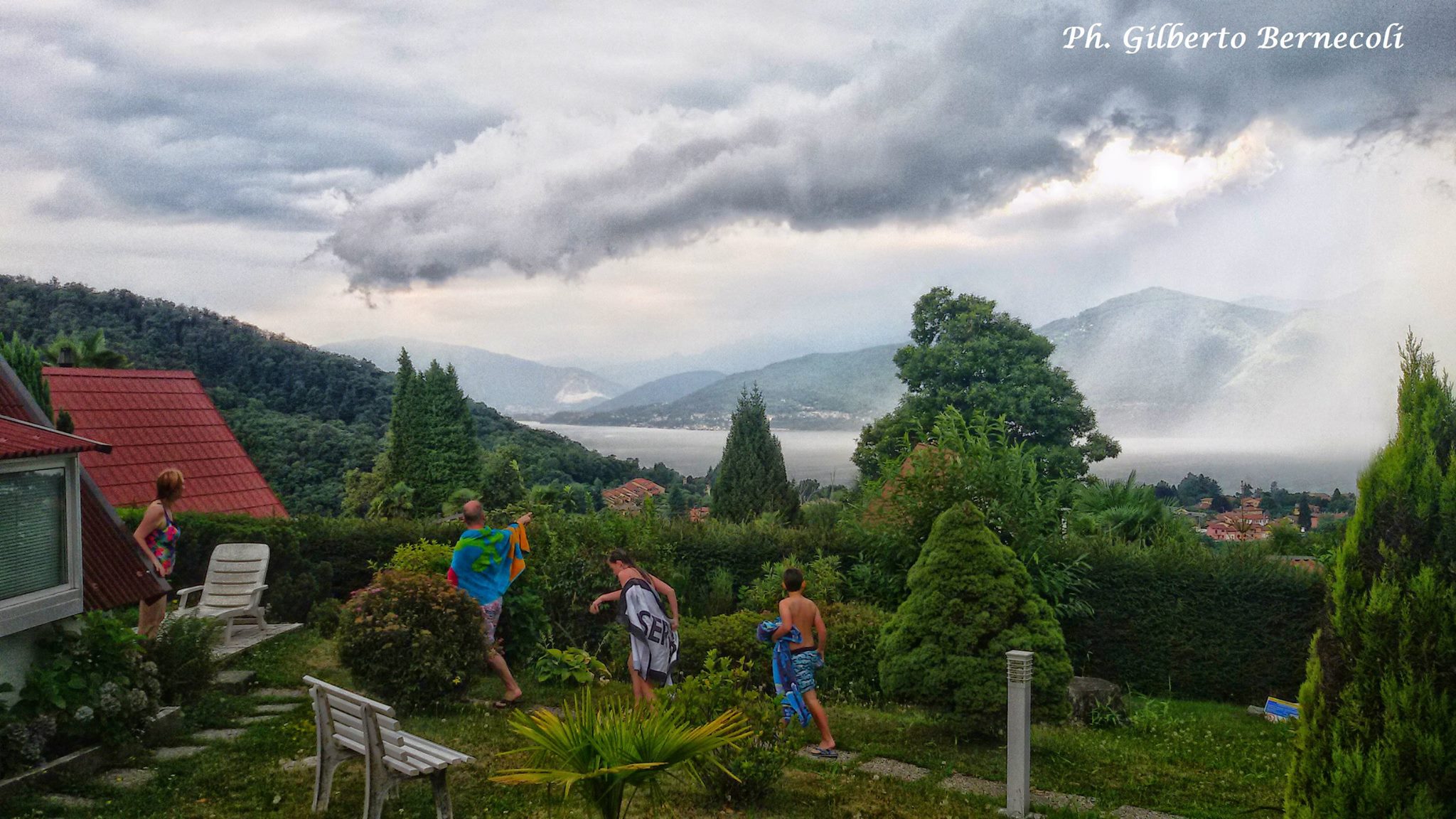 Il temporale di ieri sul lago Maggiore, la foto è di Gilberto Bernecoli