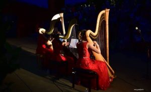 Suggestivo il concerto in riva al lago a Luino del trio d’arpe “Blue Planet Ensemble” (Foto © Francesco Muzzopappa)