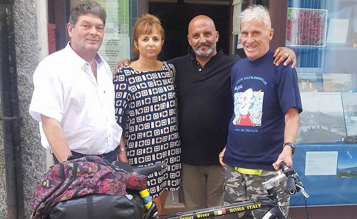 Il ciclista 80enne River oggi a Porto Valtravaglia, continua il viaggio sul Lago Maggiore