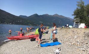 Il grande lavoro dei bagnini al Parco Giona di Maccagno tra salvataggi in acqua ed interventi in spiaggia