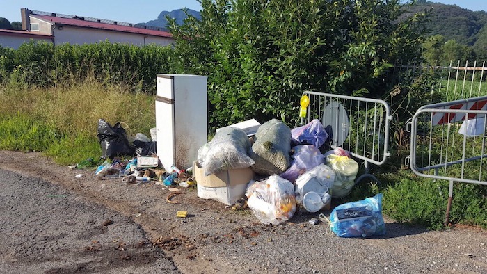 Degrado a Voldomino, tra i rifiuti abbandonati sulla strada anche un frigorifero
