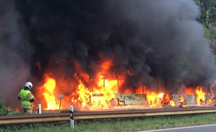 (L'autobus avvolto dalle fiamme a Mezzovico in autostrada - Foto © RescueMedia su rsi.ch)