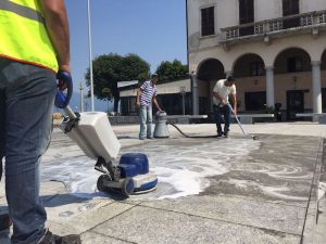 Le fotografie della pulizia in piazza Libertà dopo il "Festival degli Artisti di Strada"