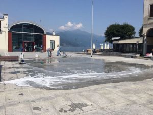 Le fotografie della pulizia in piazza Libertà dopo il "Festival degli Artisti di Strada"