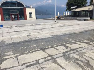 Le fotografie della pulizia in piazza Libertà dopo il "Festival degli Artisti di Strada"