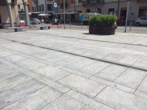 Le fotografie della pulizia in piazza Libertà dopo il "Festival degli Artisti di Strada"