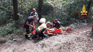Cade in bici nei boschi di Marzio, 40enne finisce in codice giallo al Pronto Soccorso
