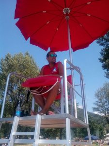 Il grande lavoro dei bagnini al Parco Giona di Maccagno tra salvataggi in acqua ed interventi in spiaggia