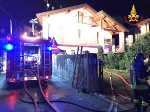 Nella notte incendio in una casa Brissago Valtravaglia. Edificio inagibile