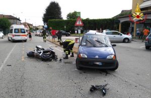 Scontro auto-moto, gravemente ferita una ragazza