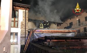 Nella notte incendio in una casa Brissago Valtravaglia. Edificio inagibile