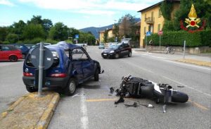 Scontro auto-moto, gravemente ferita una ragazza