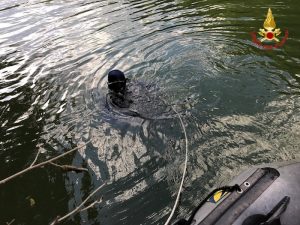 Ancora senza esito le ricerche del 63enne sul fiume Tresa, si riprenderà domattina