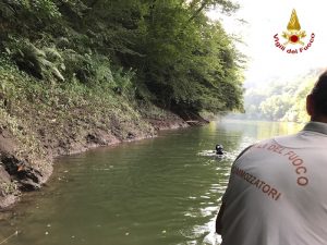 Ancora senza esito le ricerche del 63enne sul fiume Tresa, si riprenderà domattina