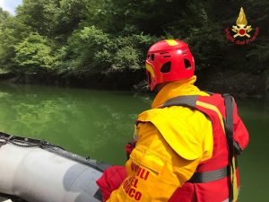 Ancora senza esito le ricerche del 63enne sul fiume Tresa, si riprenderà domattina