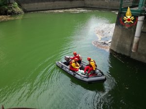 Ancora senza esito le ricerche del 63enne sul fiume Tresa, si riprenderà domattina
