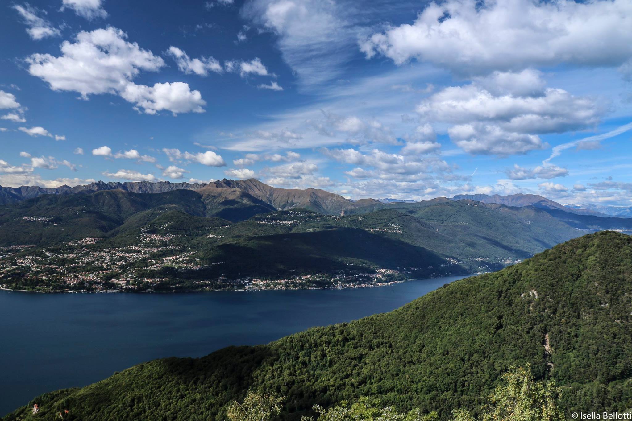Lo spettacolare panorama sul lago Maggiore immortalato da Isella Bellotti