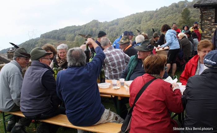 Gli Alpini di Veddasca sul Sasso Corbaro, il punto più alto della provincia di Varese