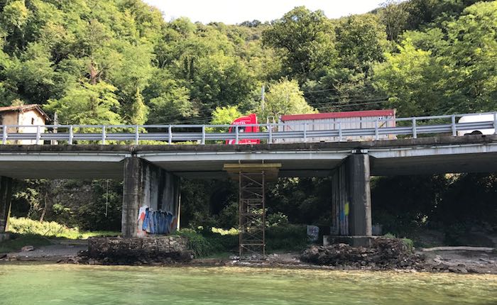 Una struttura di sostegno su un tratto di strada verso Colmegna, il sindaco scrive ad Anas