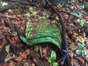 Una discarica a cielo aperto nei boschi di Dumenza, c'è anche amianto