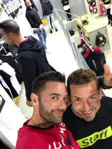 Oltre 500 ragazzi e ragazze per Gué Pequeno al "Tantaroba Streewear" di Luino