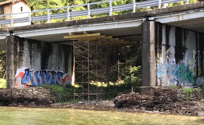 Una struttura di sostegno su un tratto di strada verso Colmegna, il sindaco scrive ad Anas