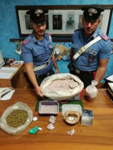 Pitbull sorvegliano casa, ma gli trovano 15 kg di eroina. Arrestato un 43enne albanese