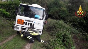 Autocisterna di G.P.L. bloccata a Colmegna, intervengono i Vigili del Fuoco